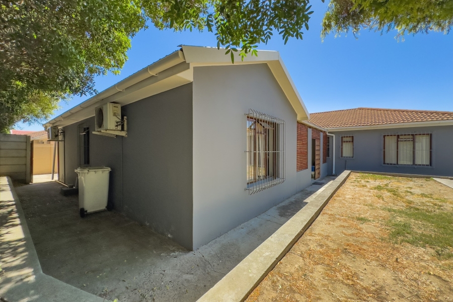 5 Bedroom Property for Sale in Uitzicht Western Cape